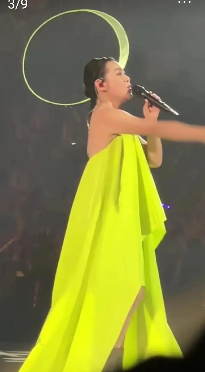 第一眼看成了郭德纲穿女装，还有点像郑欣宜，这也太胖了吧？

麒麟臂，脸和脖子连在