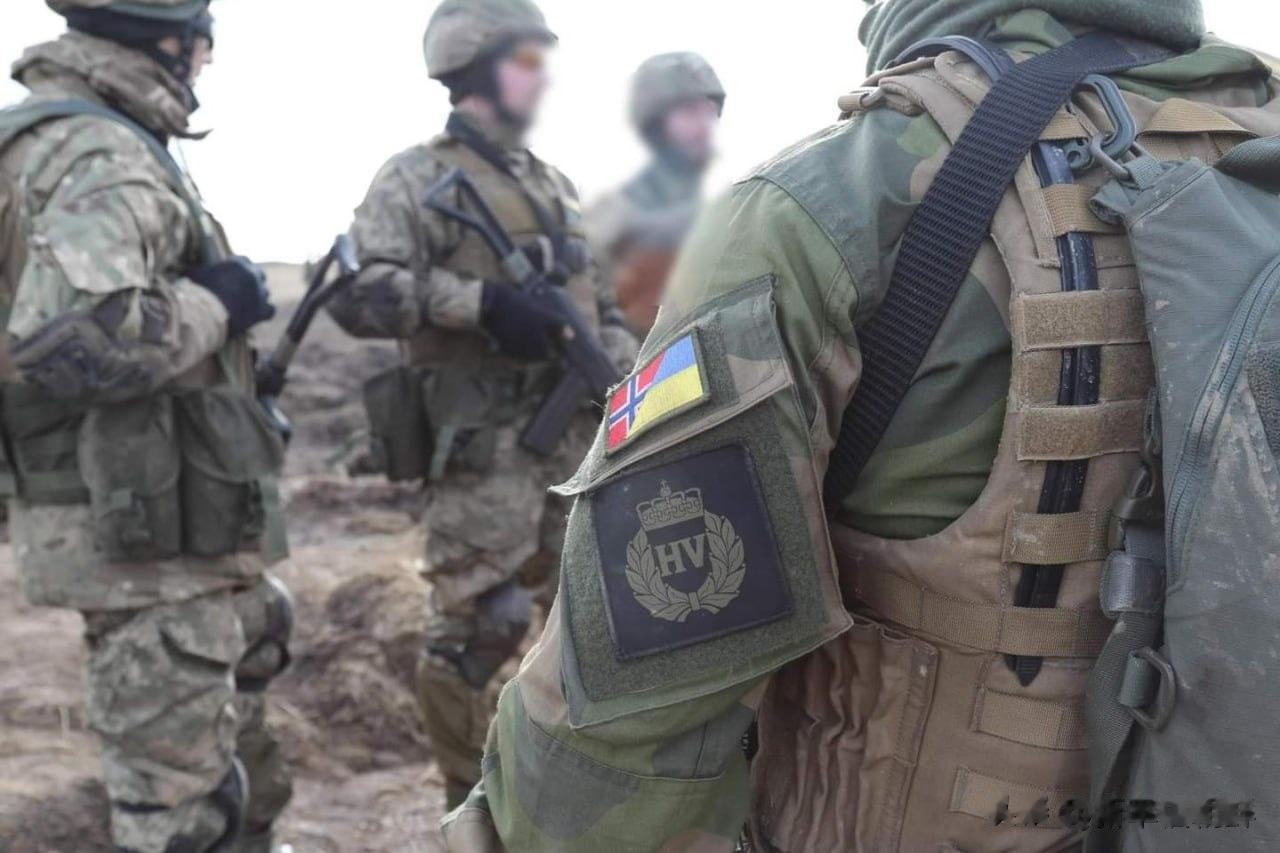 挪威国民警卫队的教员英国正培训乌克兰军人，培训人员的合同为四个月，在英国工作。目