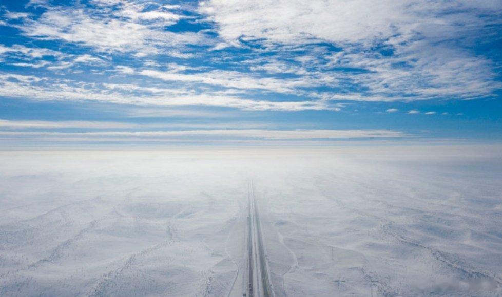 【冬——“冰火”二重奏】冬日新疆，冰雪点缀，皑皑白雪掩盖了大地的颜色，整个世界变