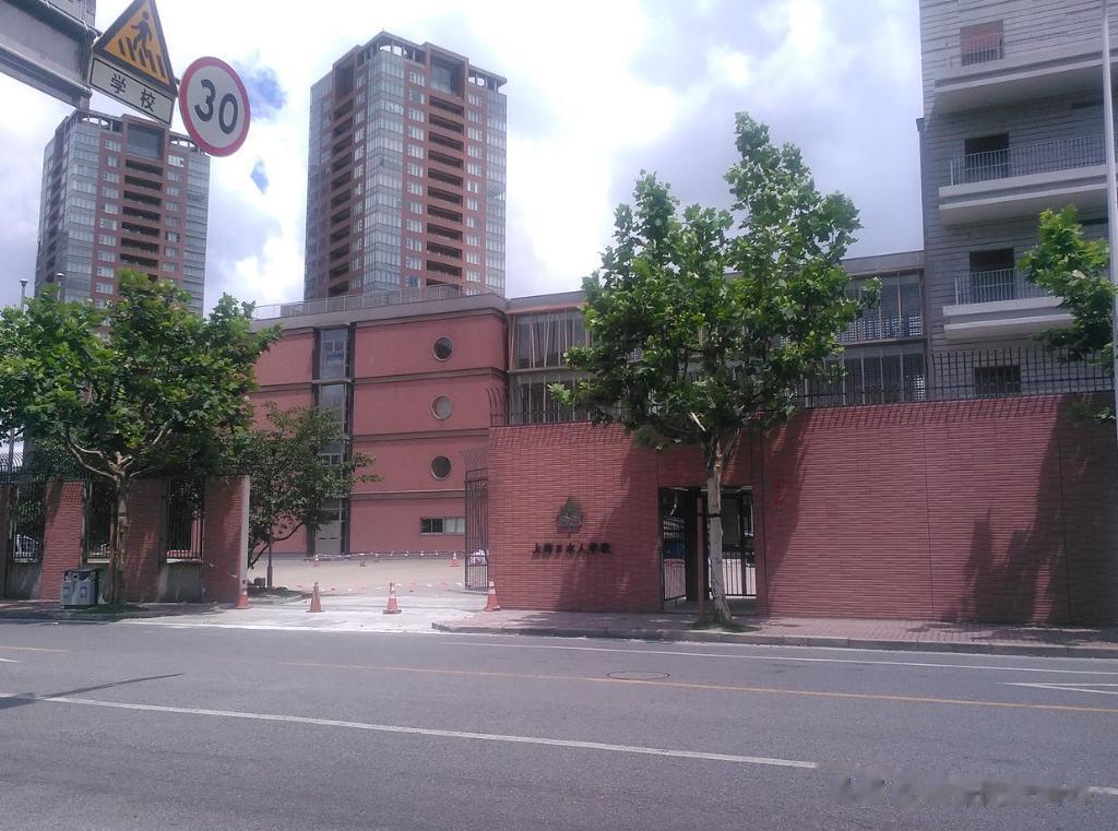 日本在中国大陆有17所日本人学校或者日语补充学校，分布在沿海城市。

日本人在中