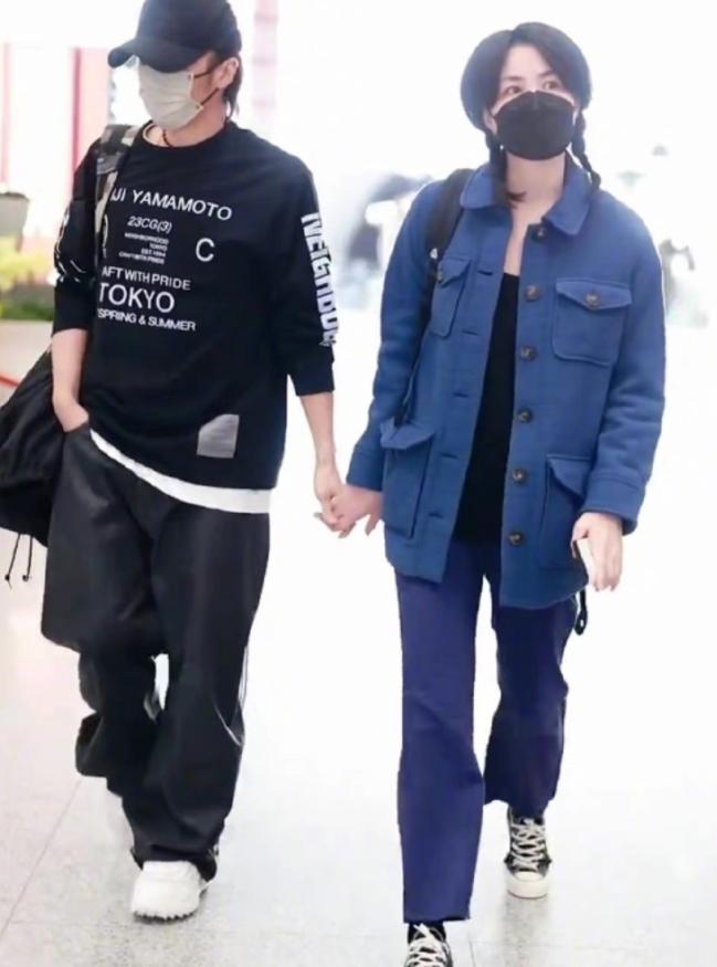 王菲和谢霆锋在机场大方牵手，一个扎着小辫，一个带着棒球帽，似乎就无惧了时间。
此