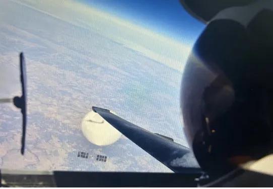 美军的U-2高空侦察机艰难的飞行至流浪气球上方，并且拍摄了照片