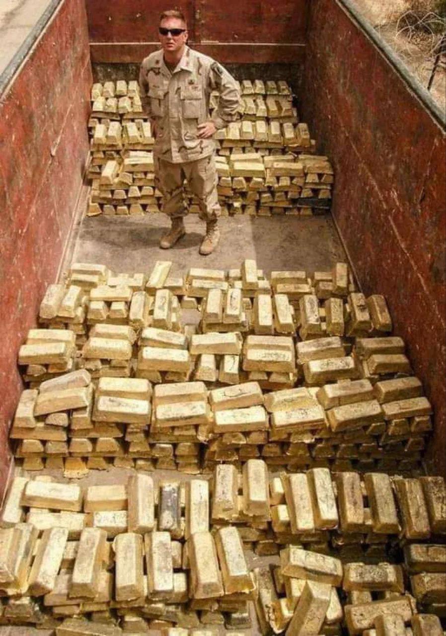 🇺🇸 一名美国大兵抢劫伊拉克的黄金储备，“捍卫”伊拉克的民主价值观。