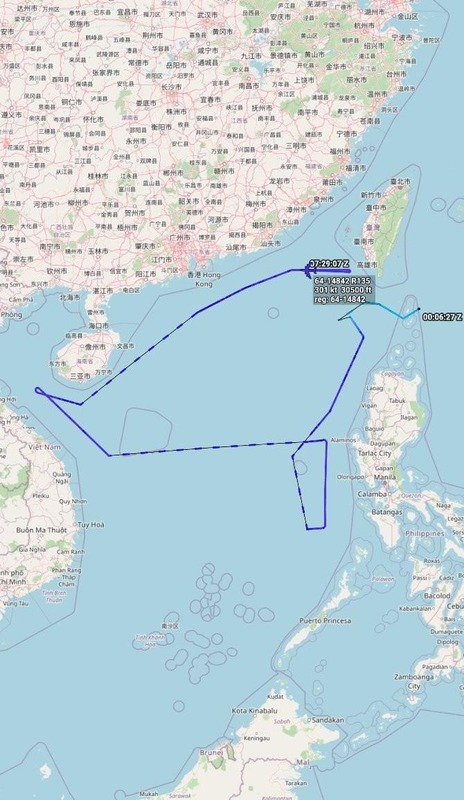 美国空军1架编号为64-14842的RC-135V侦察机今天在南海的侦察飞行路径