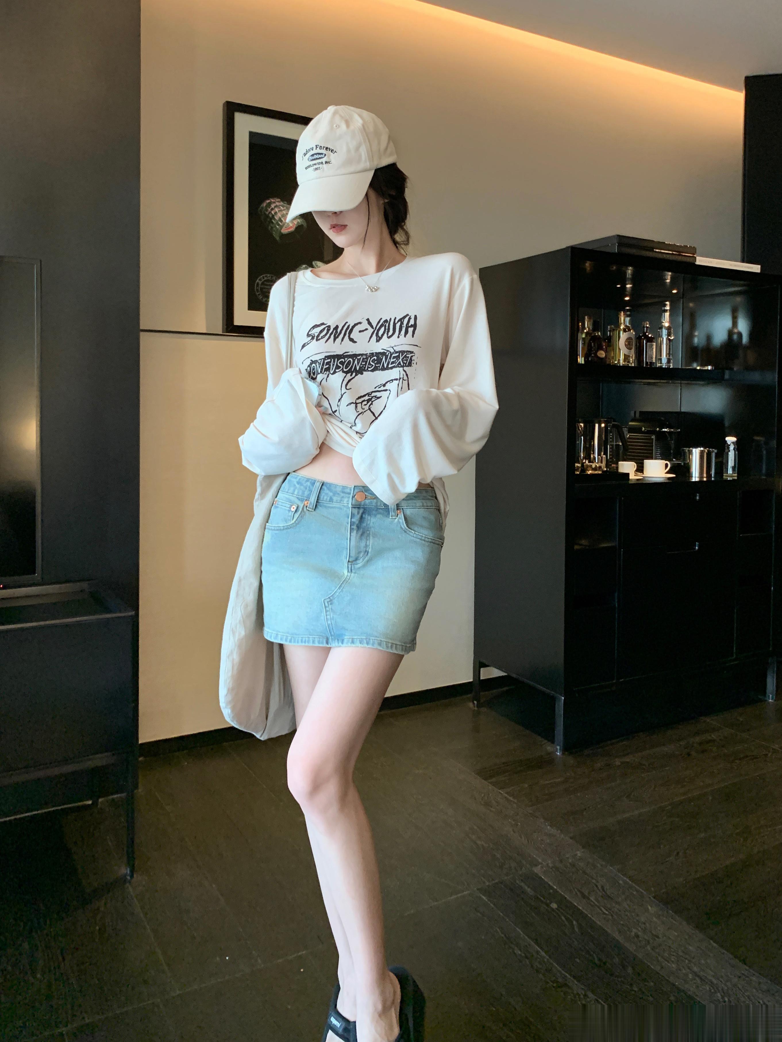 去年年底做春夏新款选款的时候 就想着一定要有的一条理想型百搭牛仔半裙可以搭配各种