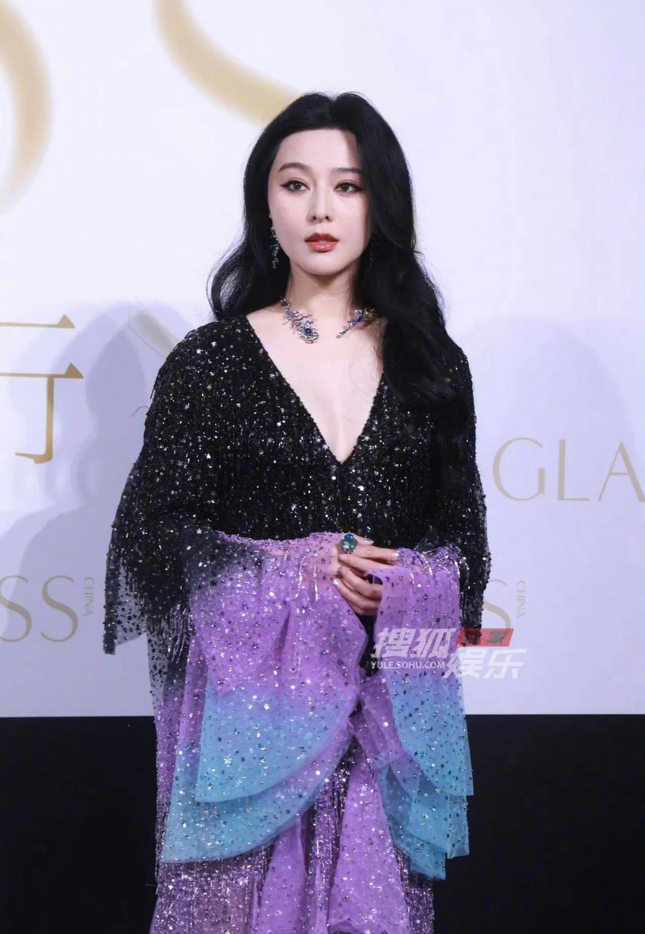 范姓女艺人出席活动，媒体拍到了几张生图照片，说心里话，红气养人是真的，这些年范姓