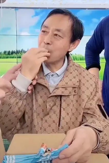 马保国七十岁网上网下生龙活虎，在健康方面，他到底做对了什么？
1、心态好，脸皮厚