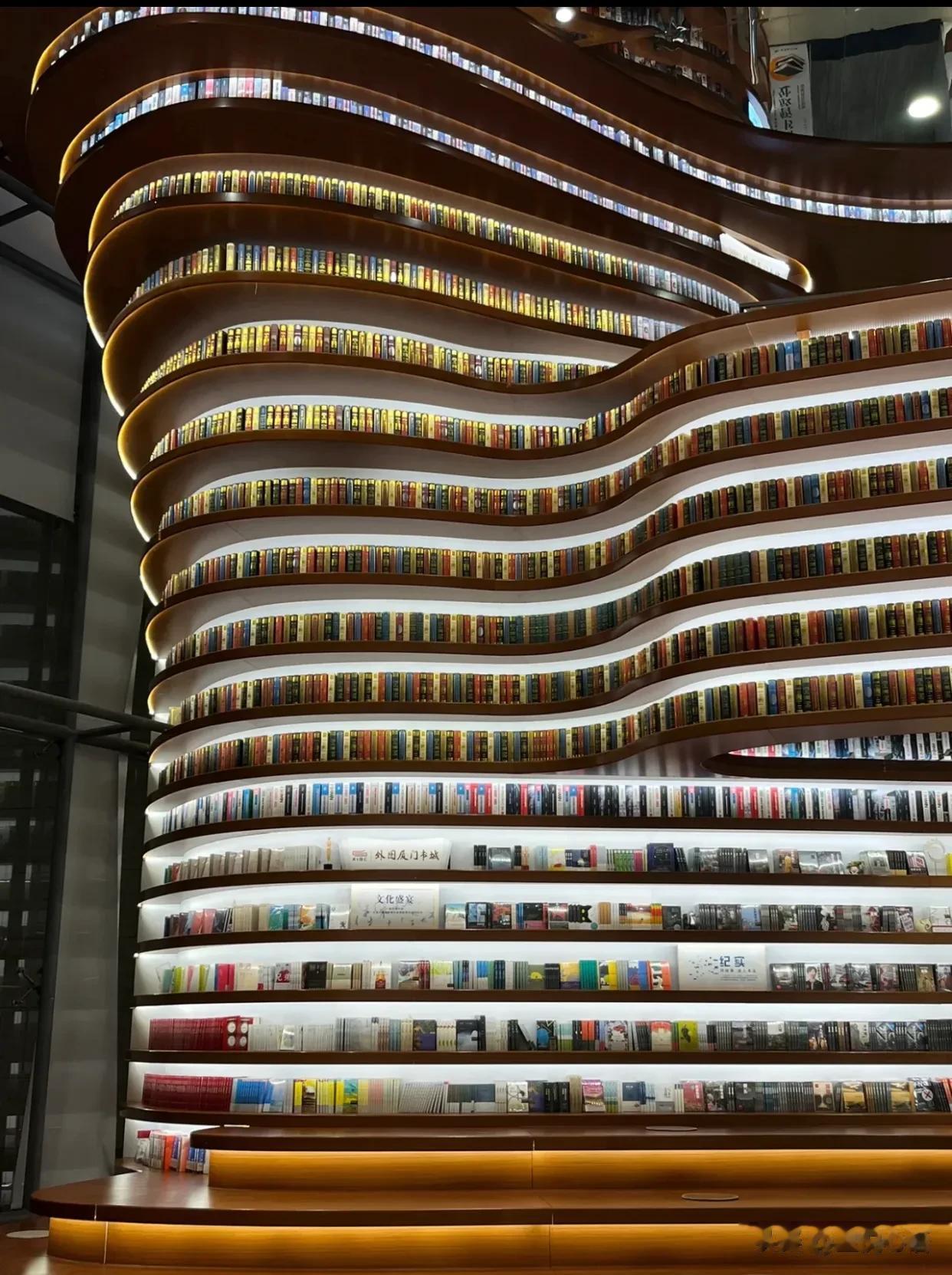 什么？你还没有打卡过厦门最大的书店么
店名：外图书城
地址：湖滨南路809号
营