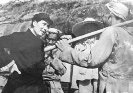 【在战争年代，老百姓为什么追随毛主席？老乡的这一番话很实在！】
在战争年代，老百
