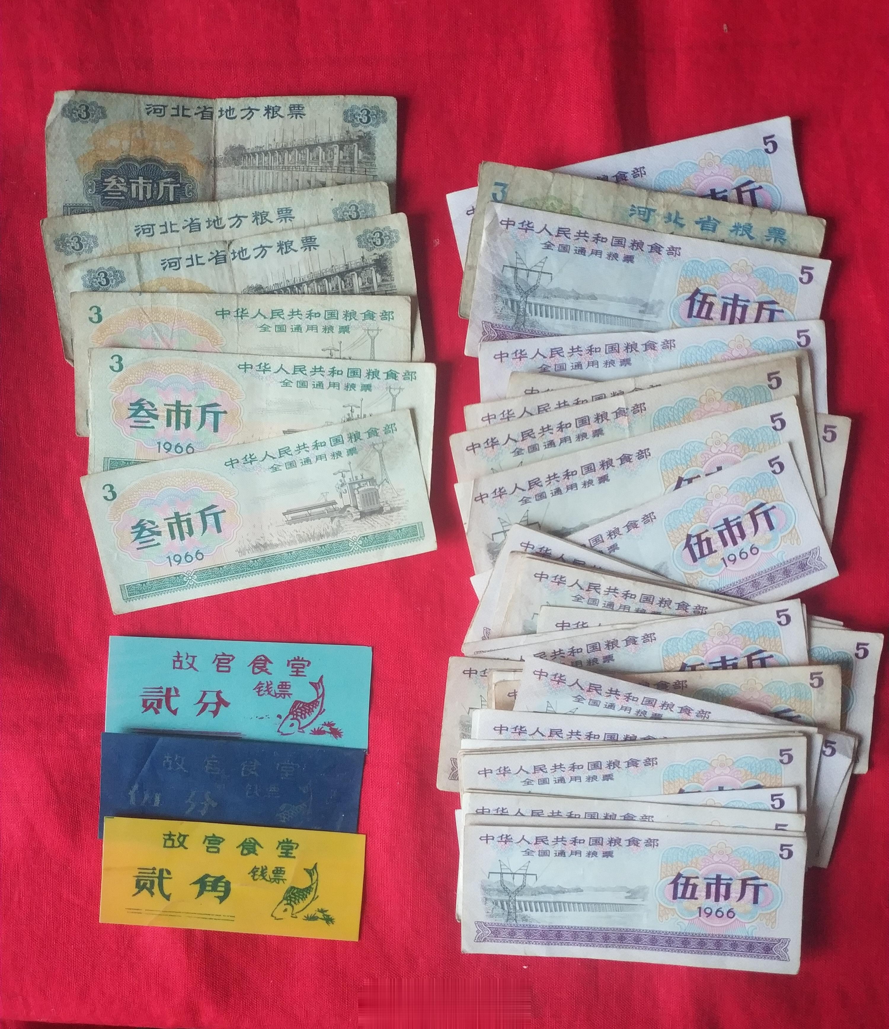 刚才在家找东西时，无意中找到了一些57年前的全国通用粮票。这在当时可是宝贝呀。我