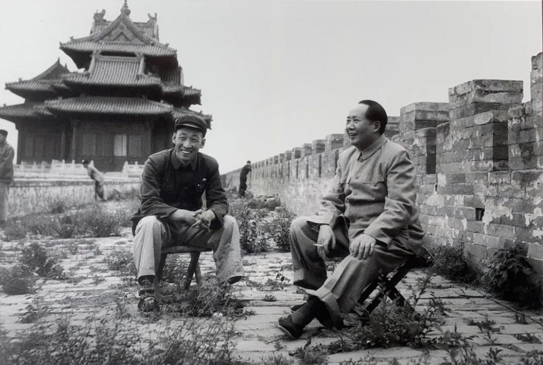 1954年，毛主席在故宫城墙上远眺。
看着毛主席开心的样子，我似乎也跟着开心了起