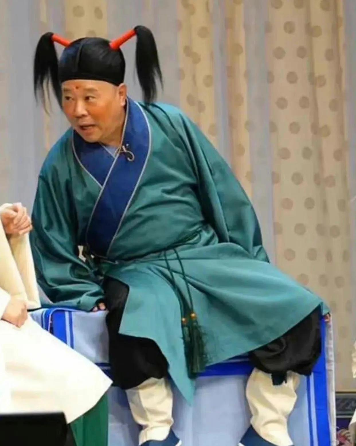 这应该是郭德纲最想删除的照片了吧，郭老师扮丑样样精通，就是扮不了帅。
其实相声演