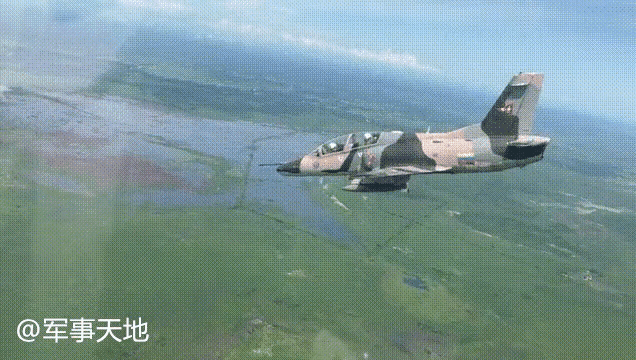 “中国K-8W教练‮立机‬功了！”3月28日，委内瑞‮空拉‬军‮中的‬国K-8W
