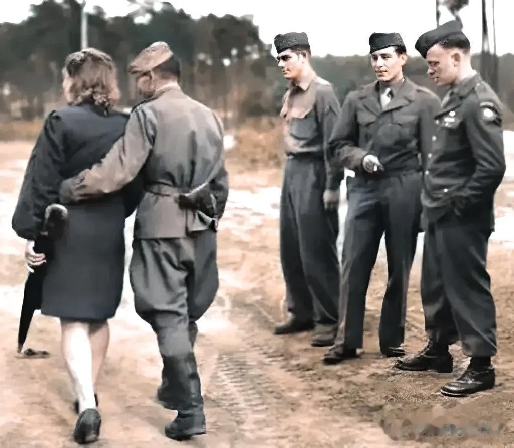 1945年，苏军占领柏林时，三名美军士兵目睹一名苏联士兵与一名漂亮德国女子手牵手