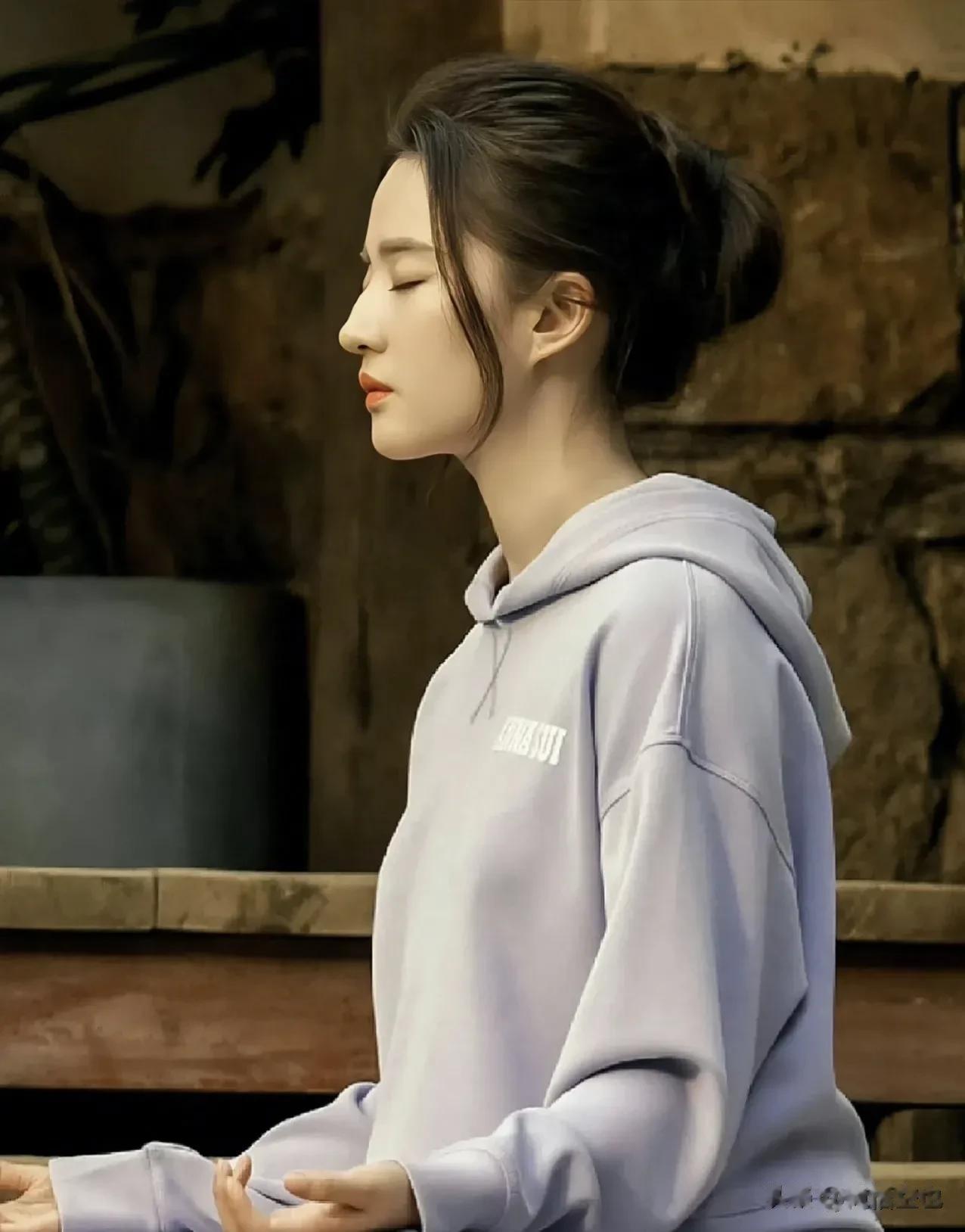 人到中年的刘亦菲仍然仙气飘飘，气质非常的棒，特别是近期她带来的两部作品《梦华录》