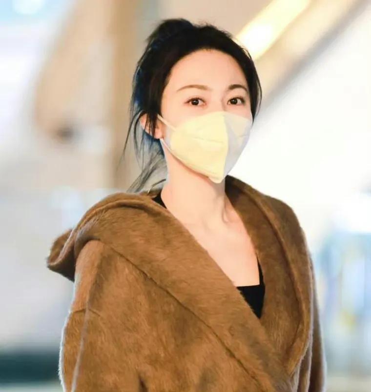 四川成都，黄梦莹到达机场。身穿