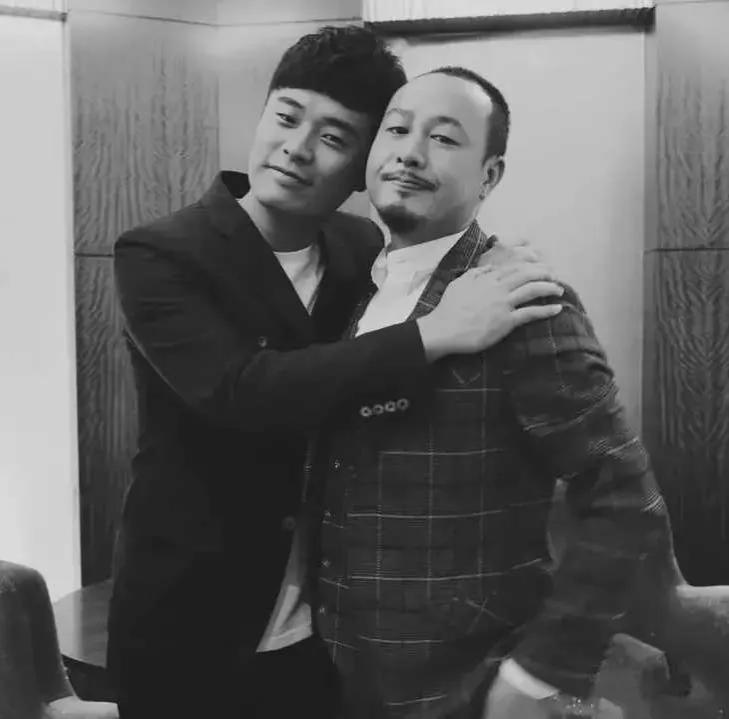 2015年张颂文和陈赫的合影,张颂文罕见地留着短发,下颌处留有胡须,耳边配戴耳钉