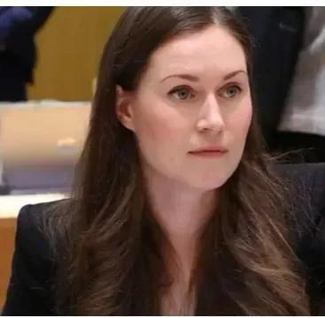 马林以一党私利挟持芬兰人加入了北约这个战争机器，抛弃了芬兰“永久中立国”的优势地