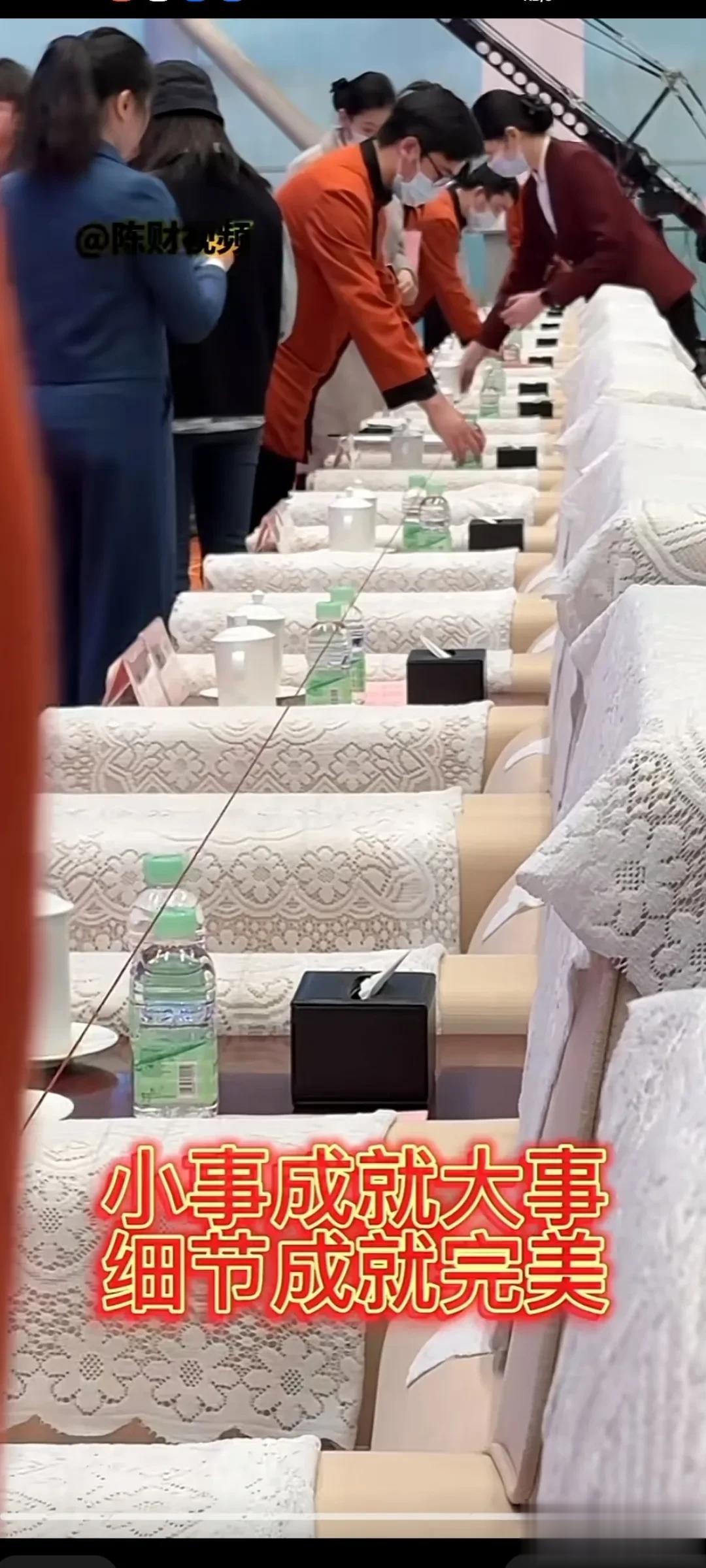 把事情做到极致不轻易说完美，这就是大国工匠精神，体现在每一个细节。

椅子和茶杯