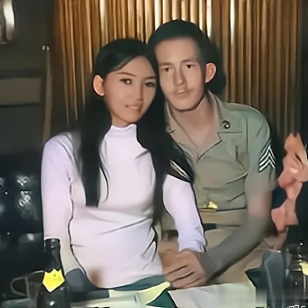 这是越南战争时期的美军士兵，与当地的越南女子混在了一起。
这些越南女子大部分是越
