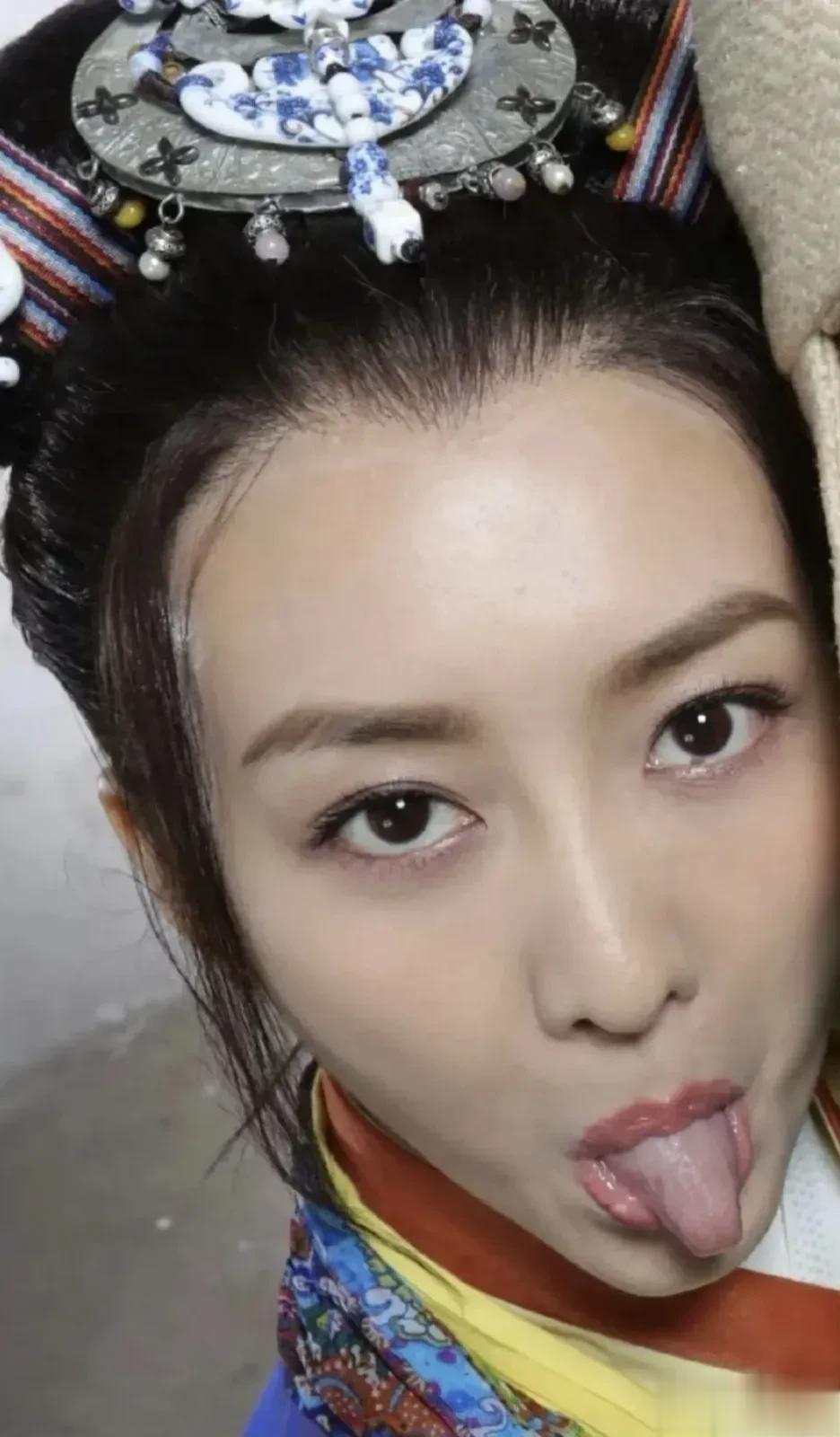 都说美丽的皮囊千篇一律，有趣的灵魂万里挑一，王鸥不但有着美丽的皮囊，而且灵魂也很