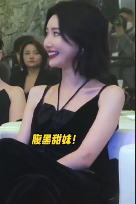 高叶＃毛晓彤同框氛围感[玫瑰]
她们两个年龄一样，气质不一样，但美貌一样的两个人