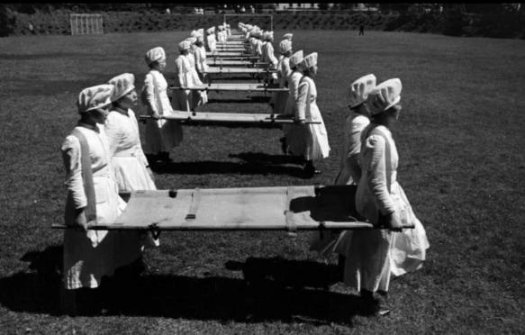 历史老照片：
1938年，日本东京，正在接受训练的日本女子们。
为了侵略中国，日