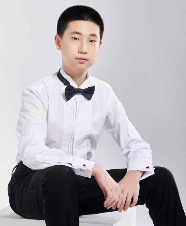 林永健的妻子周冬齐分享出儿子林大竣的新招，12岁的少年已经风度翩翩，多年来的钢琴