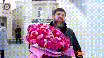 车臣领导人卡德罗夫于3月8日向家中的女士献花，祝三八国际妇女节快乐，同时也表达了