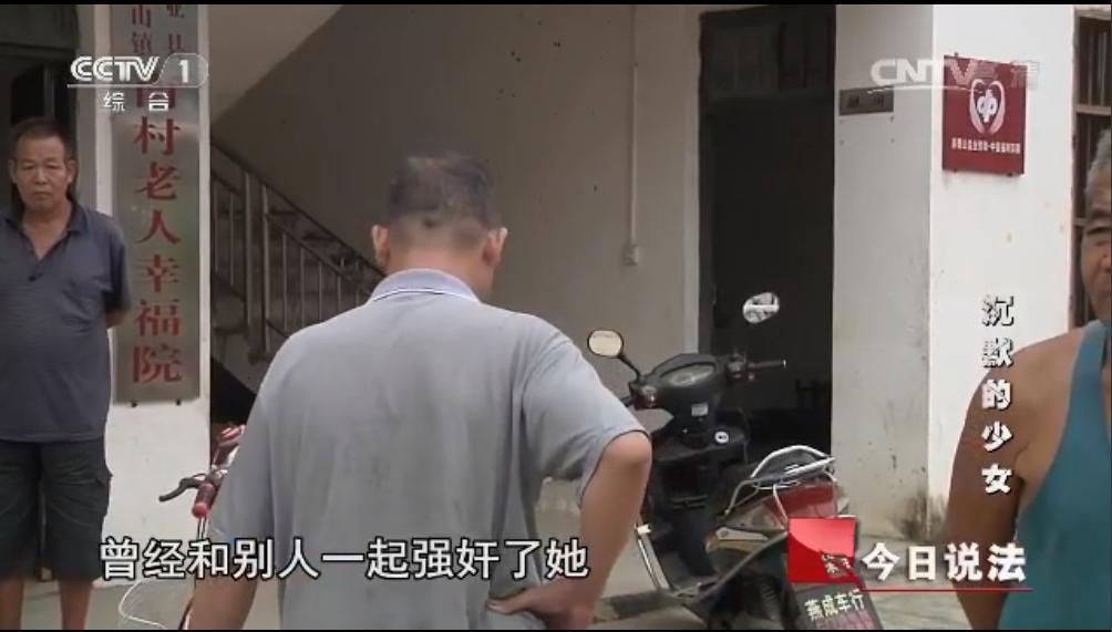 13岁小霞是广西的一名留守儿童，她的父亲，难得回家乡一趟。
但父亲一回到家乡，就