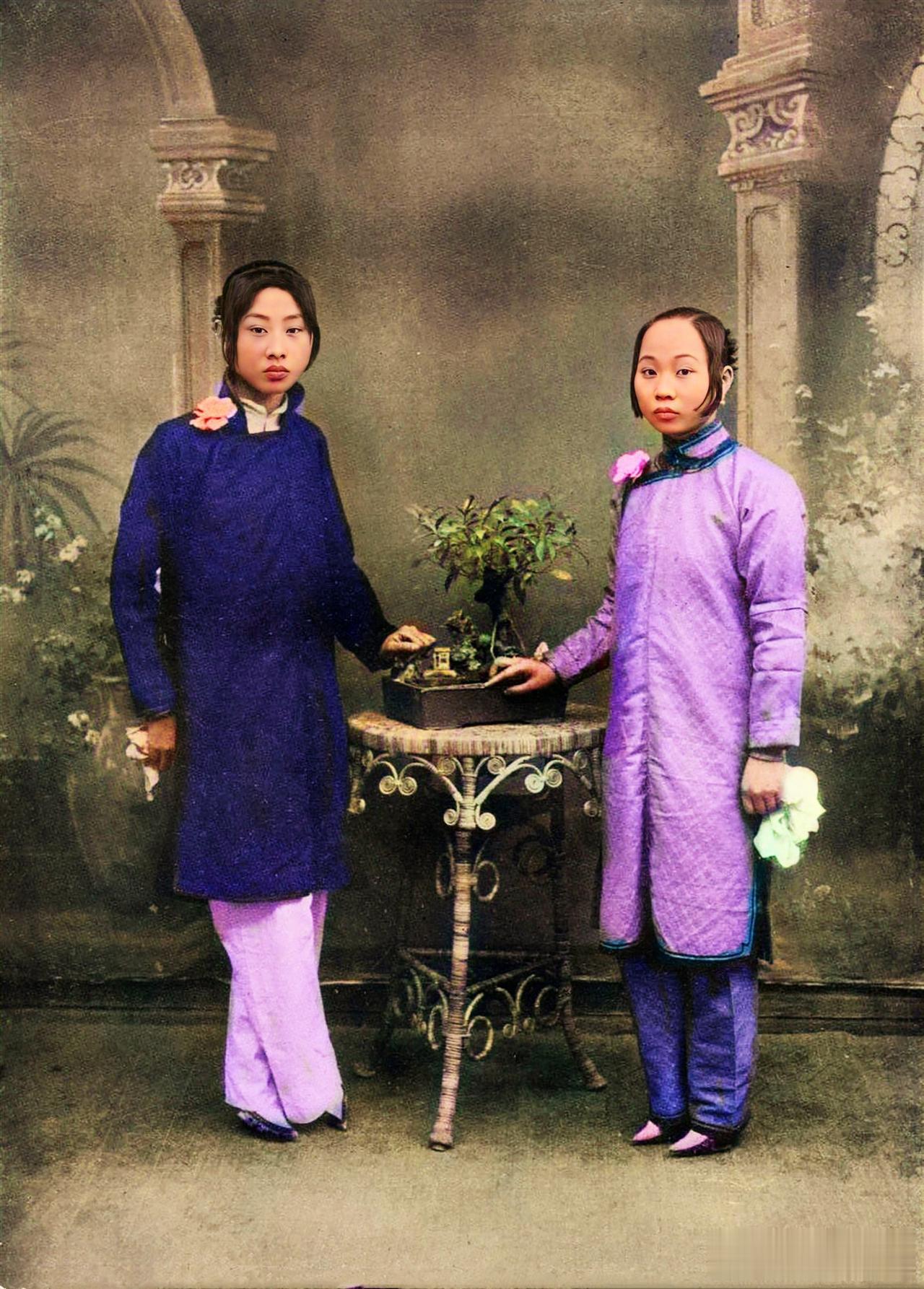 1915年5月，一对亲姐妹在泉州照相馆内的合影。
1912年10月3日，民国政府