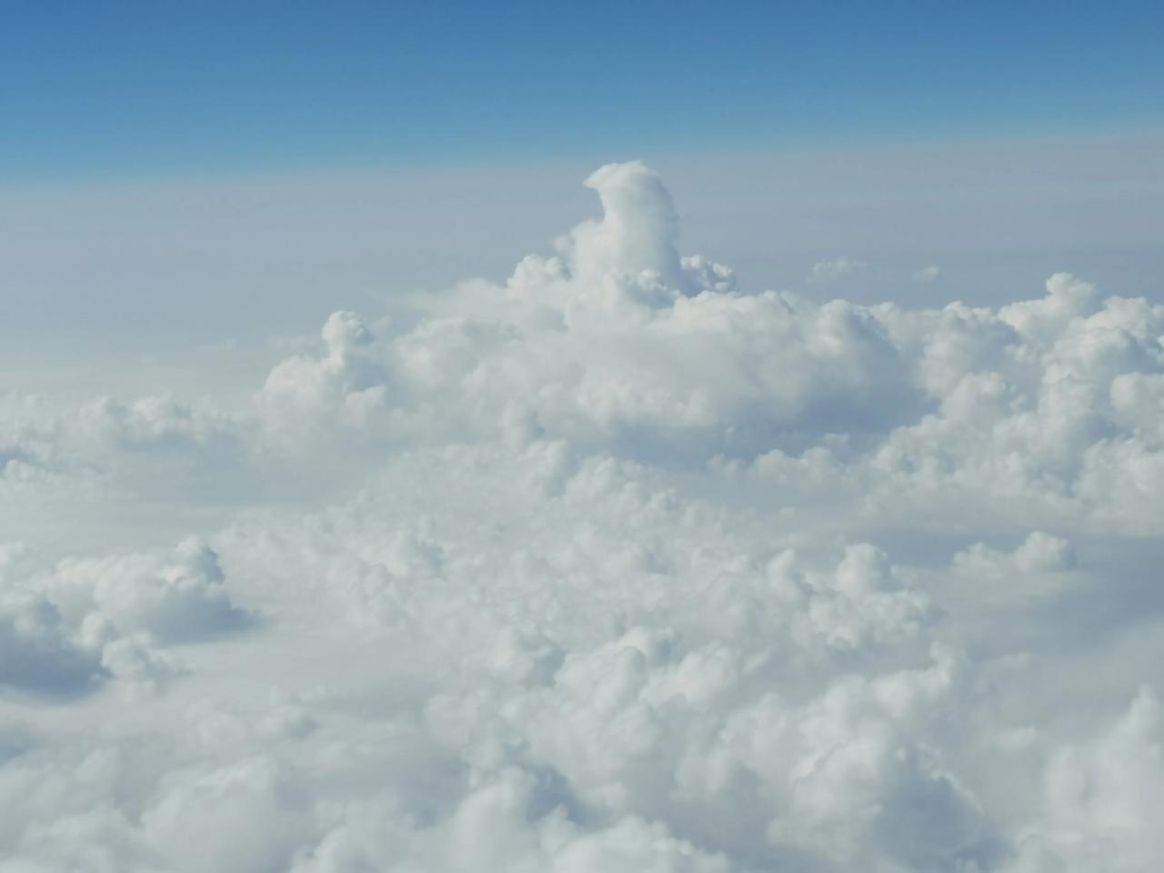 天空中有一团奇怪的白云……

