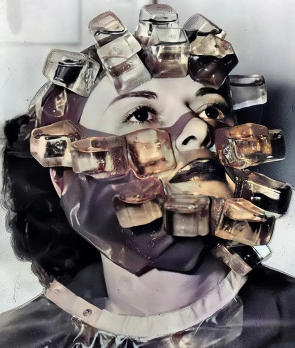 #历史那些事[超话]#1931年，这位美女来到一家美容院做美容。因为，最近比较累