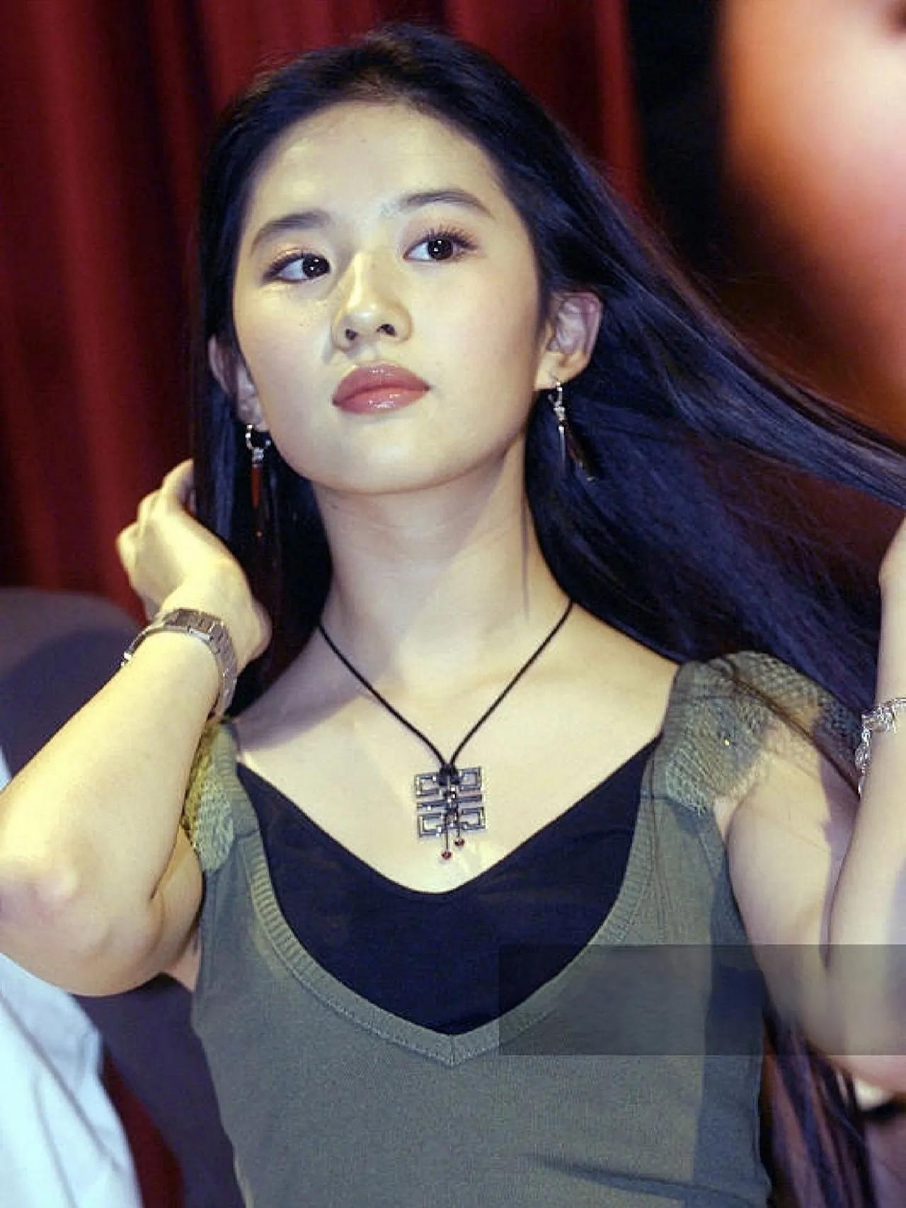 刘亦菲少女时期，小脸胖嘟嘟，非常可爱。她的眼睛圆圆的，皮肤白皙，嘴唇也非常丰满。