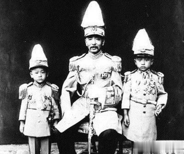 张作霖给手下放假上街杀鬼子，500两一条人命，买日本兵人头：

东北王张作霖驻扎