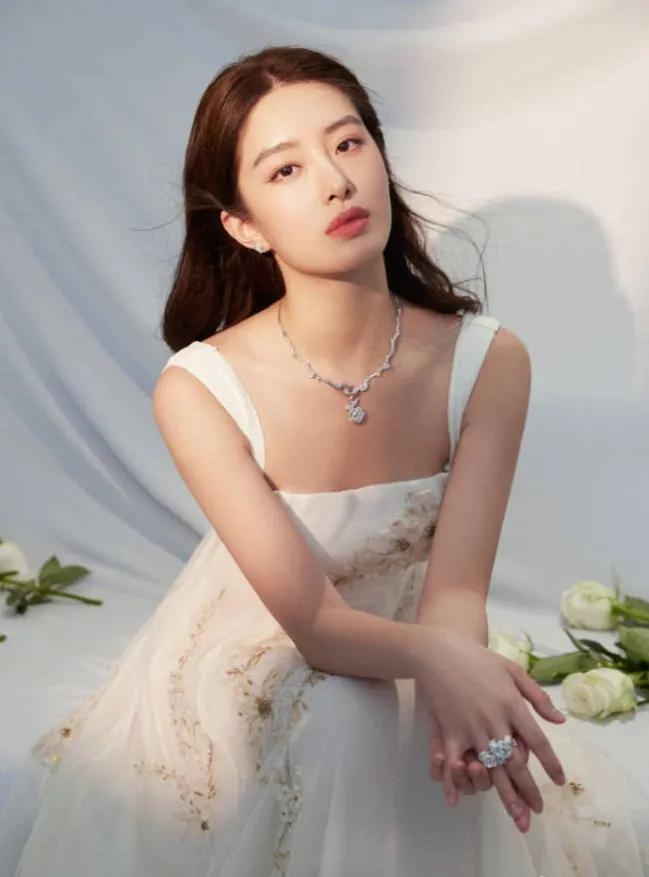 突然发现她们两个长得也挺像的！

一个曾经的是“冯”女郎，一个是新生代小花，酷似