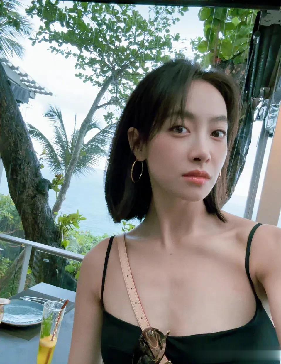 宋茜泰国旅游回家了，她的最新机场私服释出，戴着棒球帽穿着棒球服搭黑色短裤，看着清