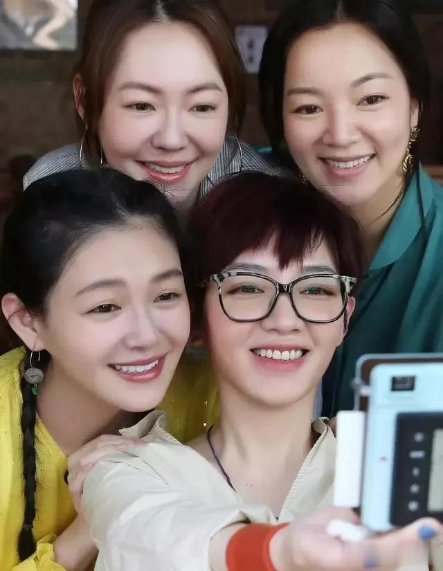 阿雅以前是台湾综艺节目的主持人，跟大Ｓ和小Ｓ是非常好的闺蜜，常常玩在一起，其实从