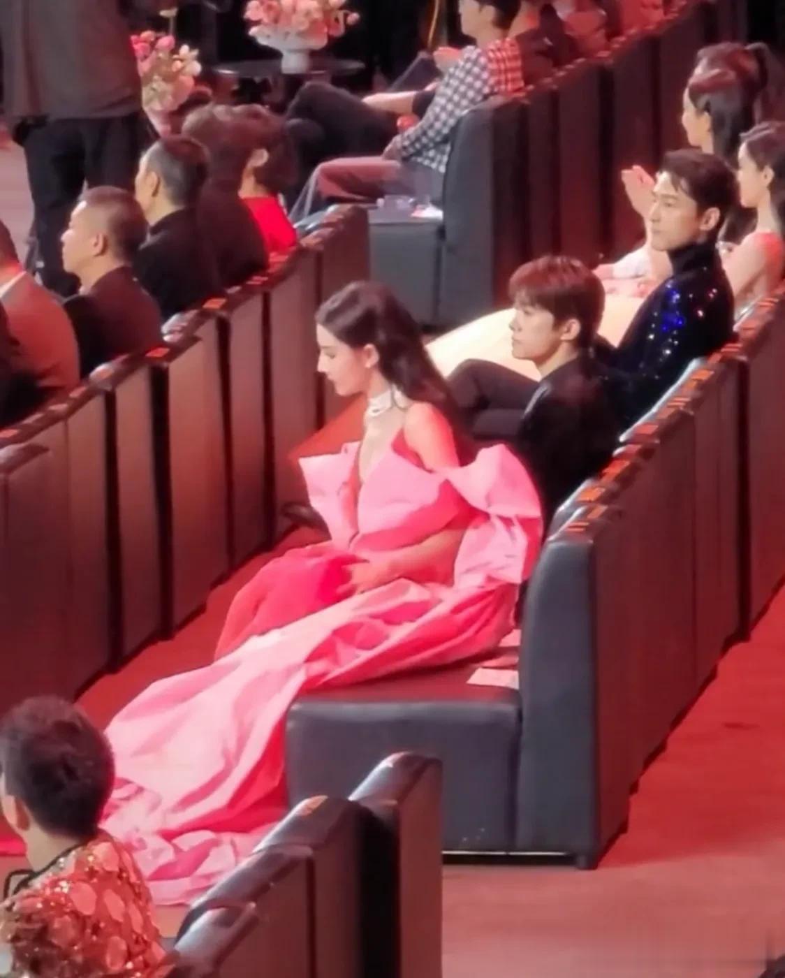 杨紫&迪丽热巴&李现&共同上台，互相谦让两位大美女[呲牙][呲牙][呲牙]杨紫穿