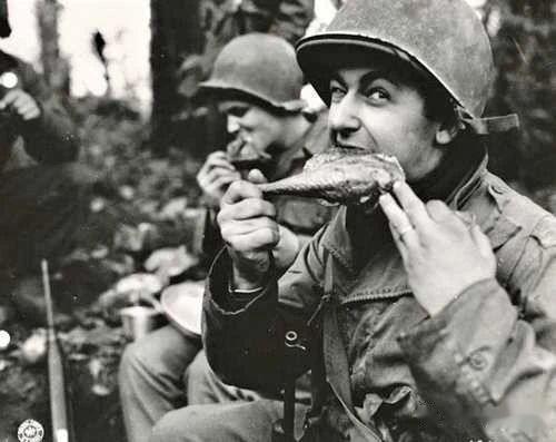 1944年11月的感恩节，美军士兵在啃着火鸡腿。