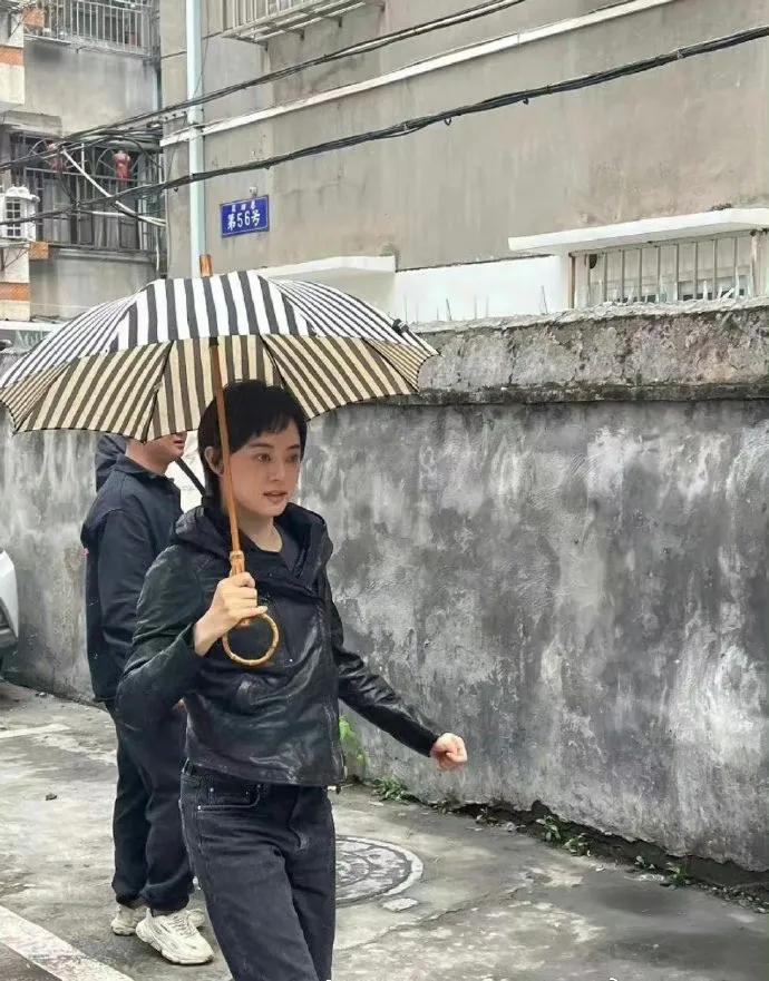 孙俪乌云之上最新路透生图照释出，在生图里孙俪的脸蛋有一点圆润，肯定是小花做的蛋糕