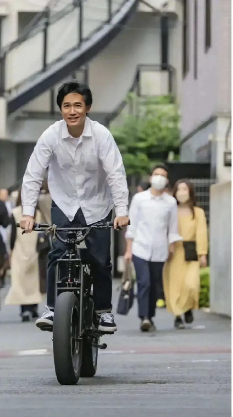 这么放松这么雀跃的梁朝伟大家在国内应该没见过吧，其实梁朝伟在日本生活很多年了，我