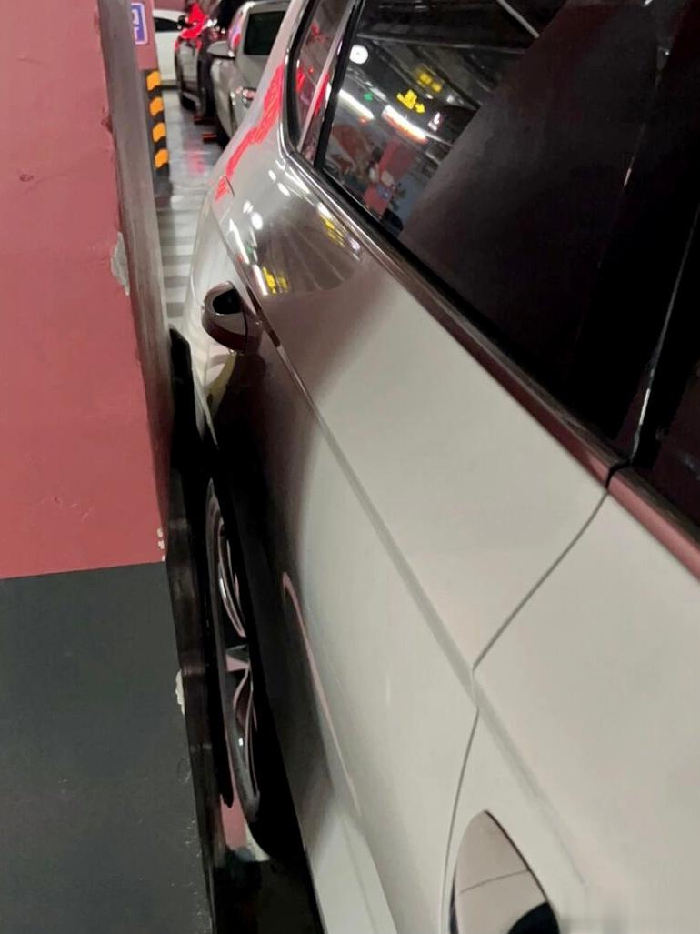 新手司机停车，看着没有刮到车漆，其实已经没救了……… ​​​