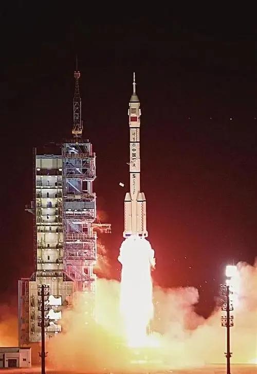 砥励前行，再创辉煌！费俊龙、邓清明、张陆3名航天员执行载人飞行任务，在十五运载火