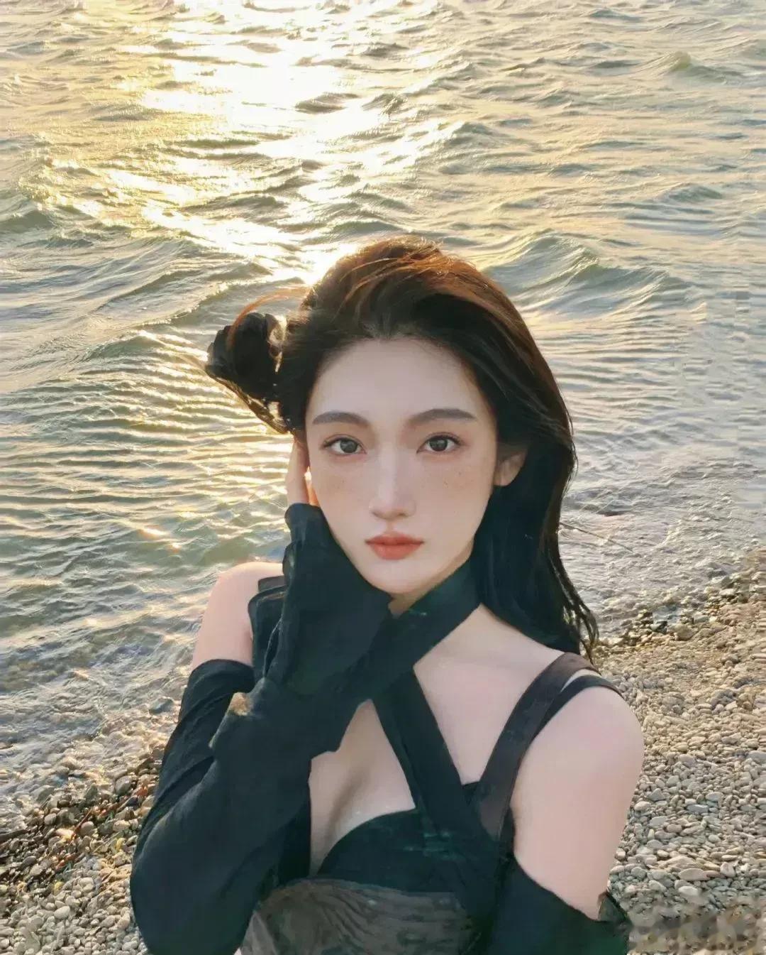 都美竹是著名的大明星，她拥有高挑性感丰满的身材，都美竹能够在娱乐圈那么爆红，完全