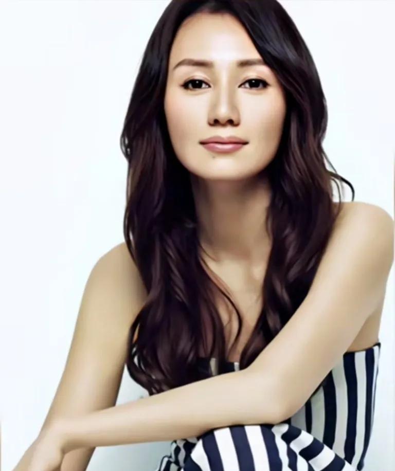 袁泉：她是娱乐圈的一般殷清流，气质美女，演技也很好。人美在骨不在皮，说的就是袁泉