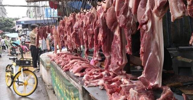 卖猪肉看起来不体面、却着实挣钱！我亲戚以前卖过肉，一头200斤的猪可以赚500块