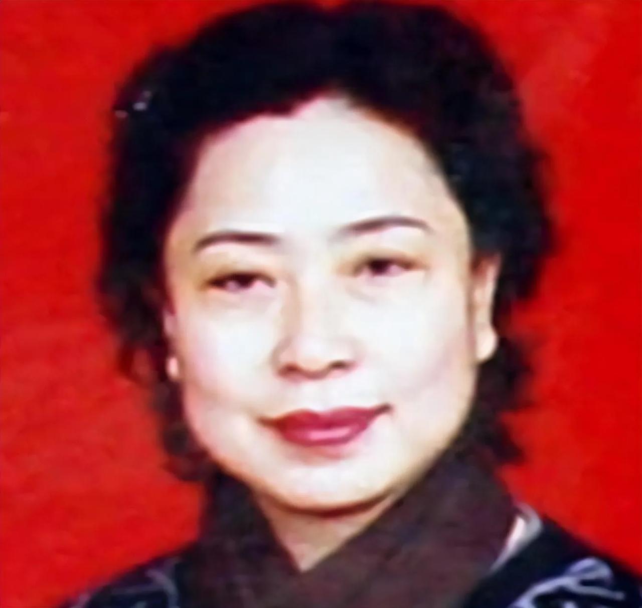 辽宁美女贪官花费百万整容，对外宣称自己臀部无人能抵抗。

刘光明，出身于一个普通