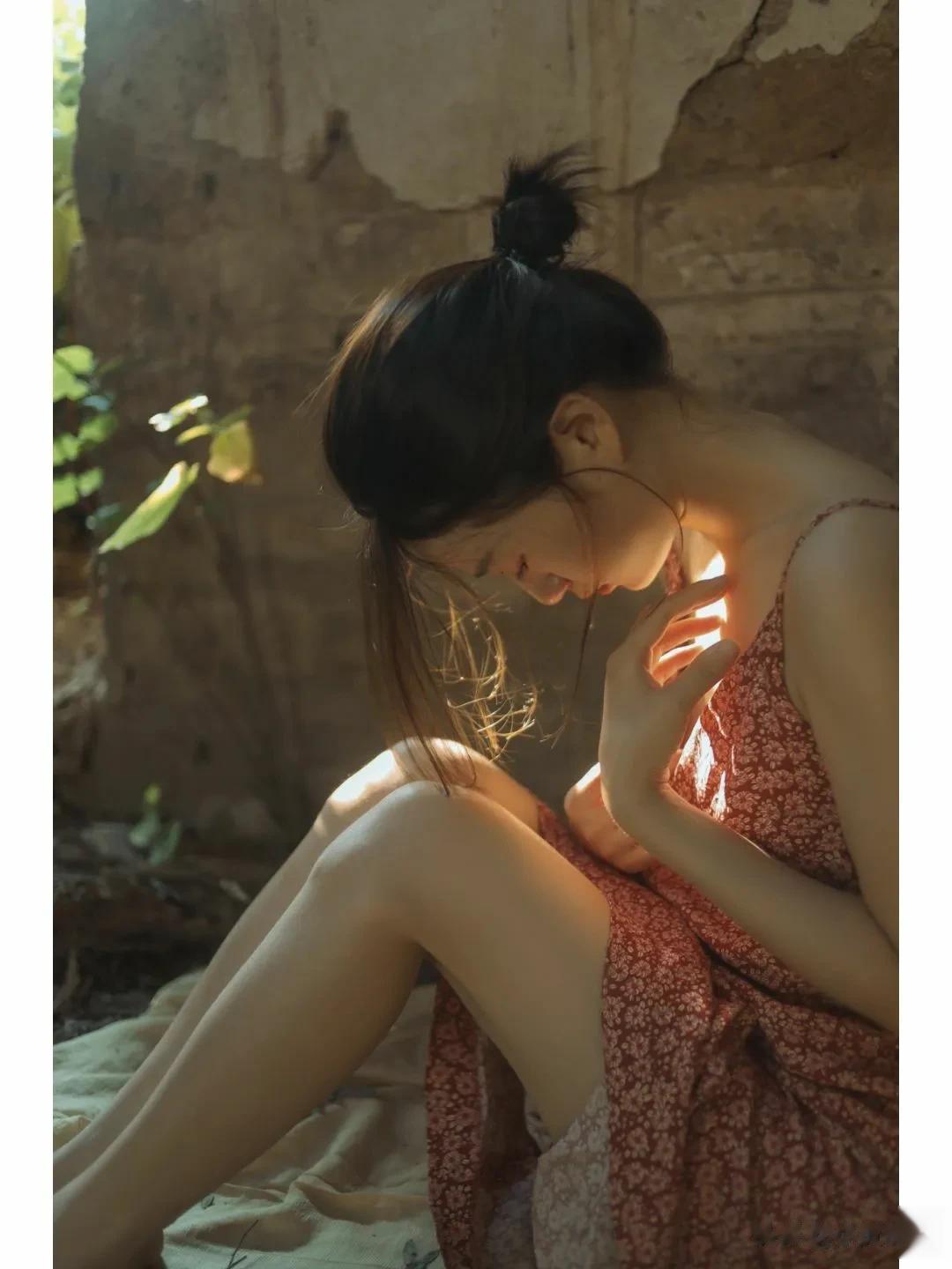 做我的模特太辛苦了我不说，谁能发现这是个牛棚。当然，是已经废弃多年的。 