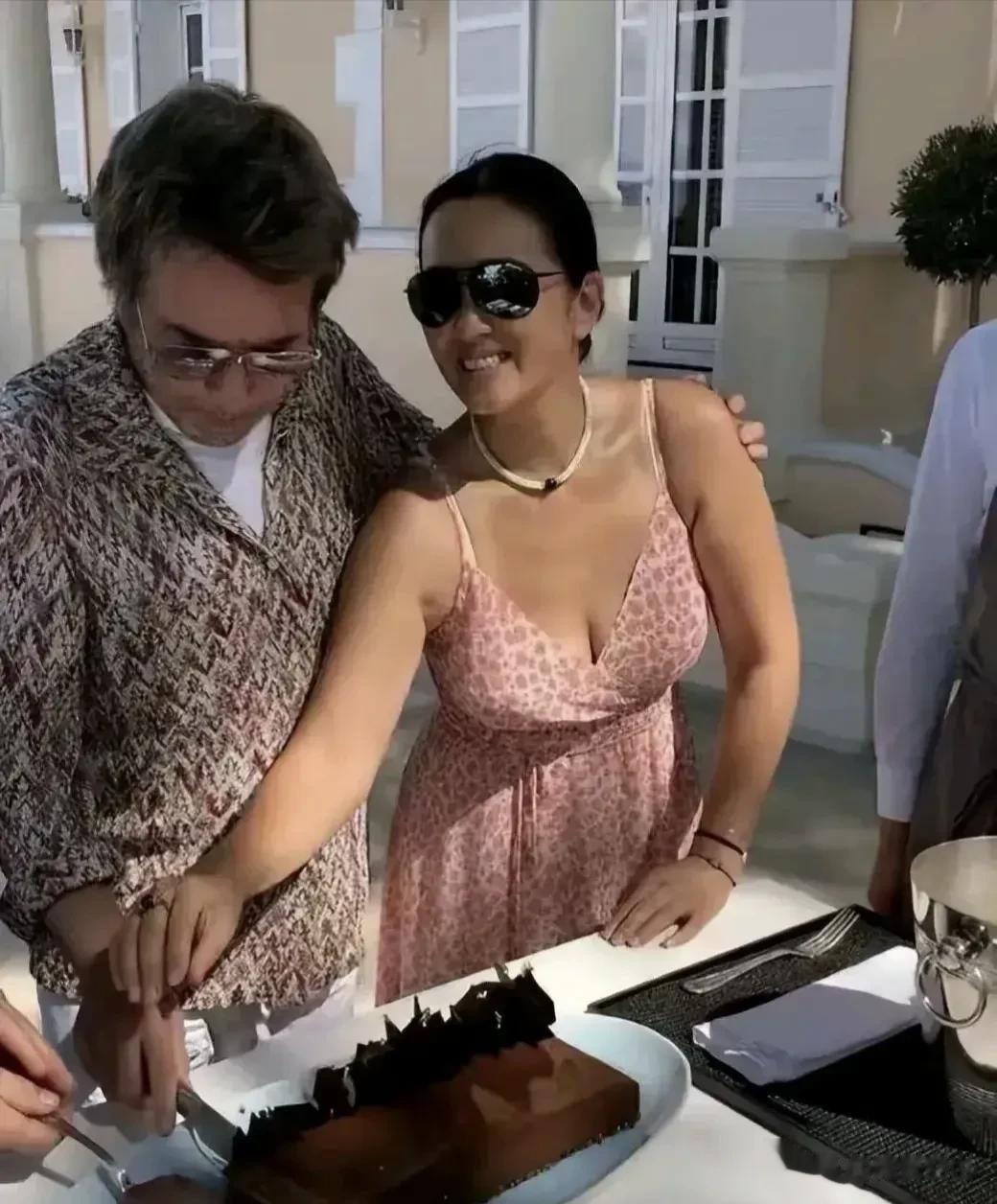 巩俐与外国老公让·米歇尔·雅尔在一起，那种喜悦、幸福感真是溢于言表，肉眼可见巩利